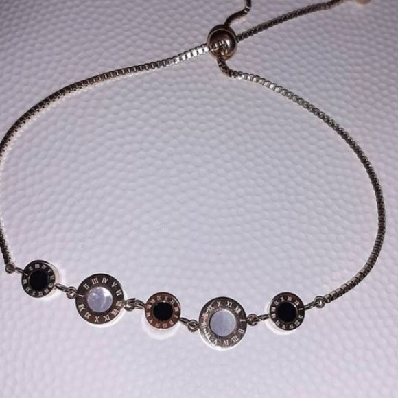 Roman numeric bracelet - Picture 2 of 3